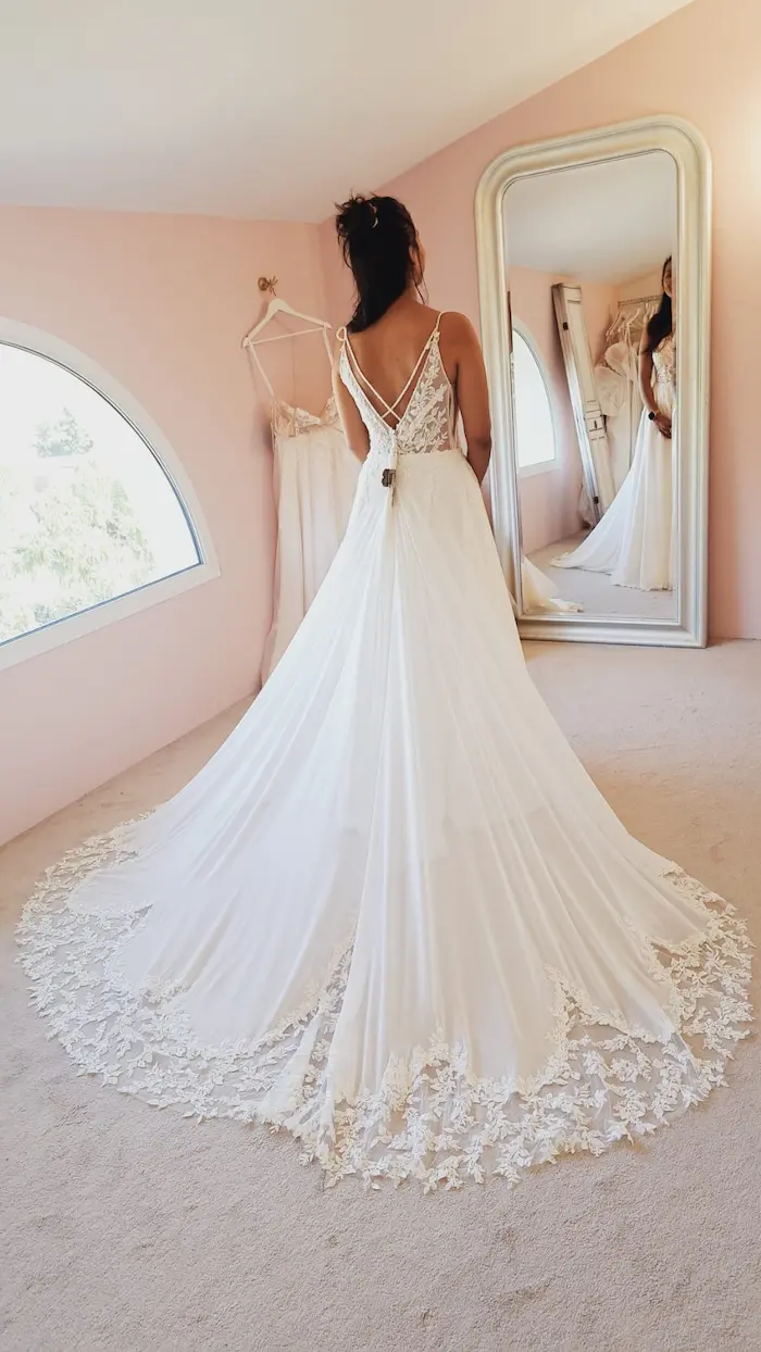 Mariée en robe de mariée princesse dans le showroom Monica Mariage à Seysses