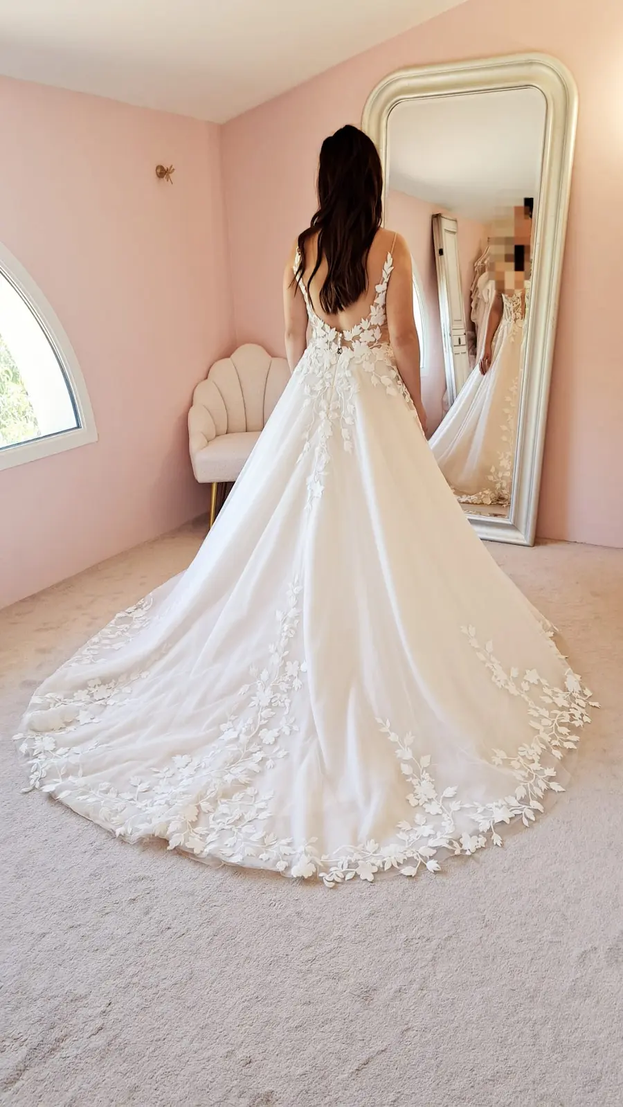 Mariée en robe de mariée sirène sur-mesure chez Monica Mariage