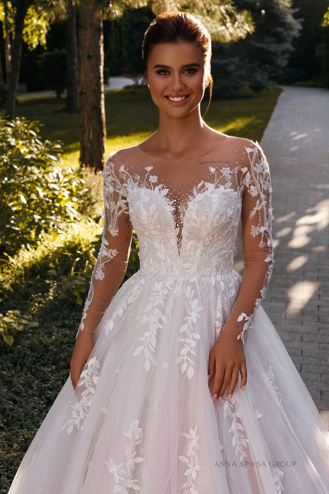 Robe de mariée bohème chic fluide avec dentelle et dos nu — Collection Monica Mariage