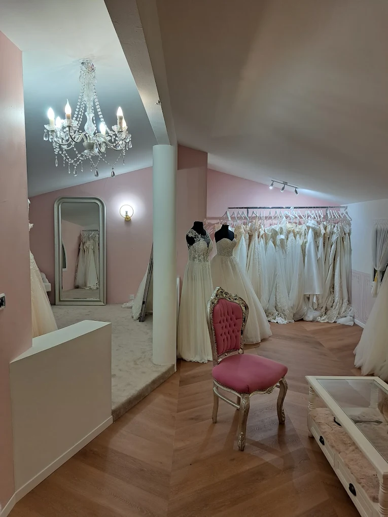 Monica dans son atelier de création de robes de mariée à Toulouse